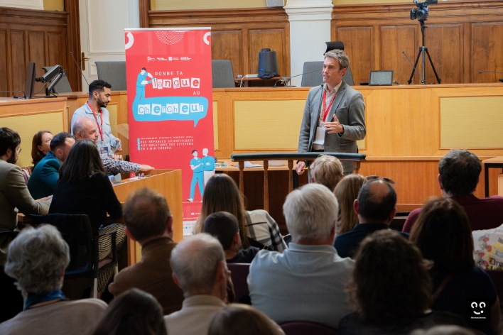 L'intervenant, Aurélien Curbelié, répondant à une question