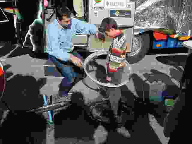 Enlarge enfant_dans_une_bulle_de_savon.jpg