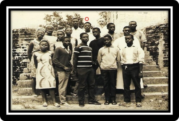 Photo n° 1 : Troisième rang du bas vers le haut, troisième à partir de la droite vers la gauche, le jeune Allogho Beka Léon, entouré de ses condisciples élèves instituteurs de Lambaréné12 (chef-lieu de la province du Moyen Ogooué, Gabon) et de ses encadreurs pédagogiques et doctrinaux (année scolaire1966-1967).