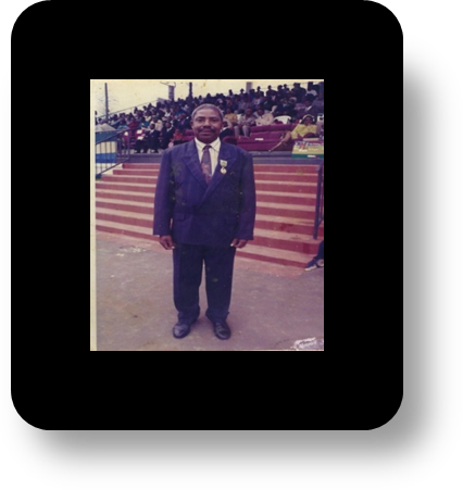 Photos n° 3: Papa Allogho Beka Léon, Inspecteur de l’Education Nationale, Chef de Secteur Scolaire Catholique du Woleu-Ntem­Centre (Oyem). Décoré ici de la médaille de l’Officier dans l’Ordre de l’Education Nationale (1998).