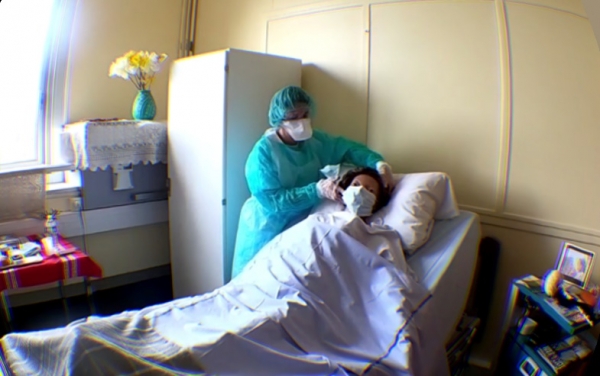 Figure 1 : Capture d’écran du module de formation « Gestion de l’oxygène » dans l’application de formation. L’infirmière incline la tête du patient afin de lui enfiler le masque à oxygène.
