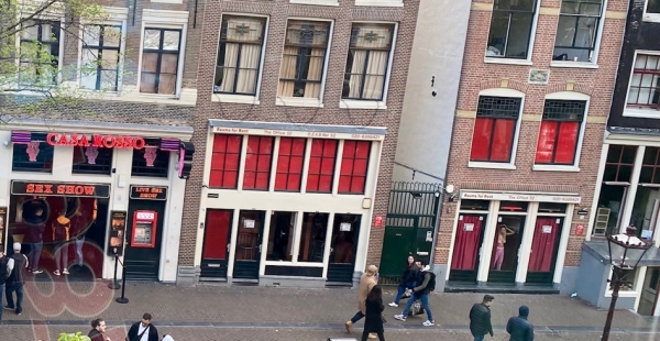 Vista de una de las calles de Ámsterdam más buscadas por los turistas famosas por sus “vitrinas de mujeres” y sus clubes de sexo en vivo del Red Light District (el Barrio rojo).