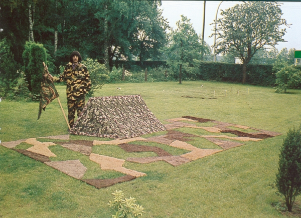 Fig. 4. Timm Ulrichs, Nature camouflée (paysage artificiel), 1968 (à noter : un drapeau camouflé signalant sa propre invisibilité)