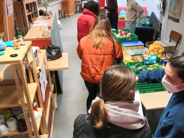 Distribution des colis alimentaires à la faculté des lettres et sciences humaines