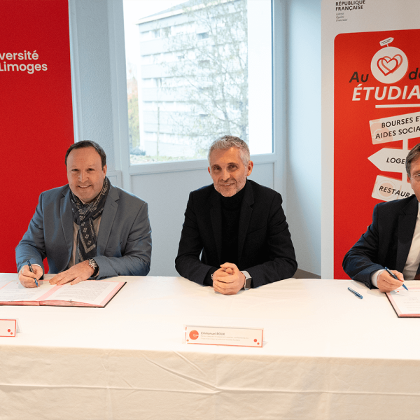 De gauche à droite : Vincent Jolivet, Président de l’Université de Limoges, Emmanuel Roux, Recteur délégué à l’Enseignement supérieur, à la Recherche et à l’Espace de la région académique Nouvelle-Aquitaine, et Fabrice Pezziardi, Directeur général du CROUS de Limoges, lors de la signature de la convention de partenariat entre l’Université de Limoges et le CROUS.