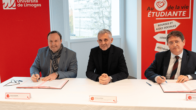 De gauche à droite : Vincent Jolivet, Président de l’Université de Limoges, Emmanuel Roux, Recteur délégué à l’Enseignement supérieur, à la Recherche et à l’Espace de la région académique Nouvelle-Aquitaine, et Fabrice Pezziardi, Directeur général du CROUS de Limoges, lors de la signature de la convention de partenariat entre l’Université de Limoges et le CROUS.