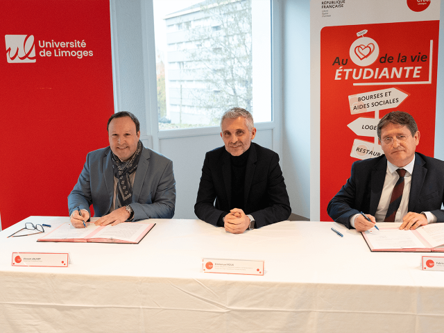 De gauche à droite : Vincent Jolivet, Président de l’Université de Limoges, Emmanuel Roux, Recteur délégué à l’Enseignement supérieur, à la Recherche et à l’Espace de la région académique Nouvelle-Aquitaine, et Fabrice Pezziardi, Directeur général du CROUS de Limoges, lors de la signature de la convention de partenariat entre l’Université de Limoges et le CROUS.