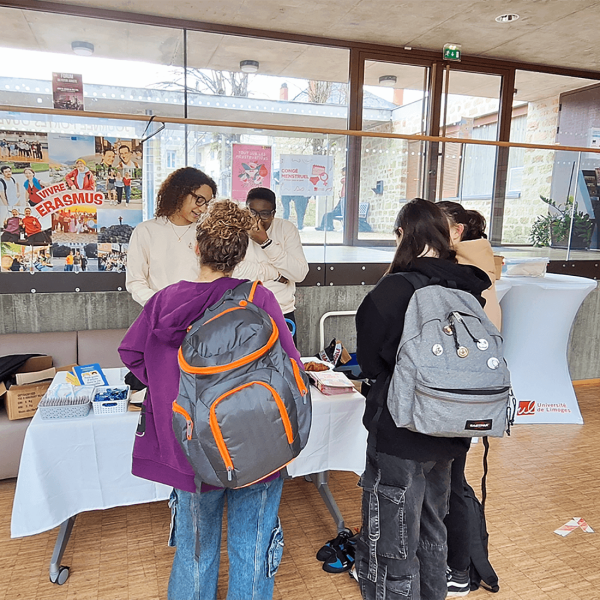 Des étudiantes et étudiants échangent autour d’un stand du projet R’Libres à l’Université de Limoges, dédié à la sensibilisation à la santé menstruelle et à la lutte contre la précarité menstruelle.