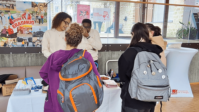 Des étudiantes et étudiants échangent autour d’un stand du projet R’Libres à l’Université de Limoges, dédié à la sensibilisation à la santé menstruelle et à la lutte contre la précarité menstruelle.