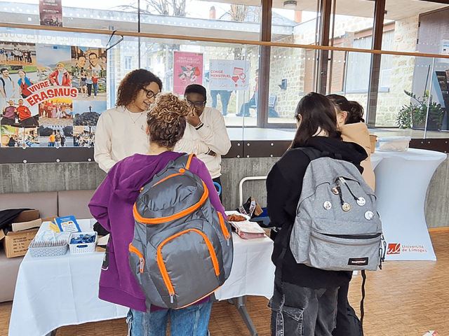Des étudiantes et étudiants échangent autour d’un stand du projet R’Libres à l’Université de Limoges, dédié à la sensibilisation à la santé menstruelle et à la lutte contre la précarité menstruelle.